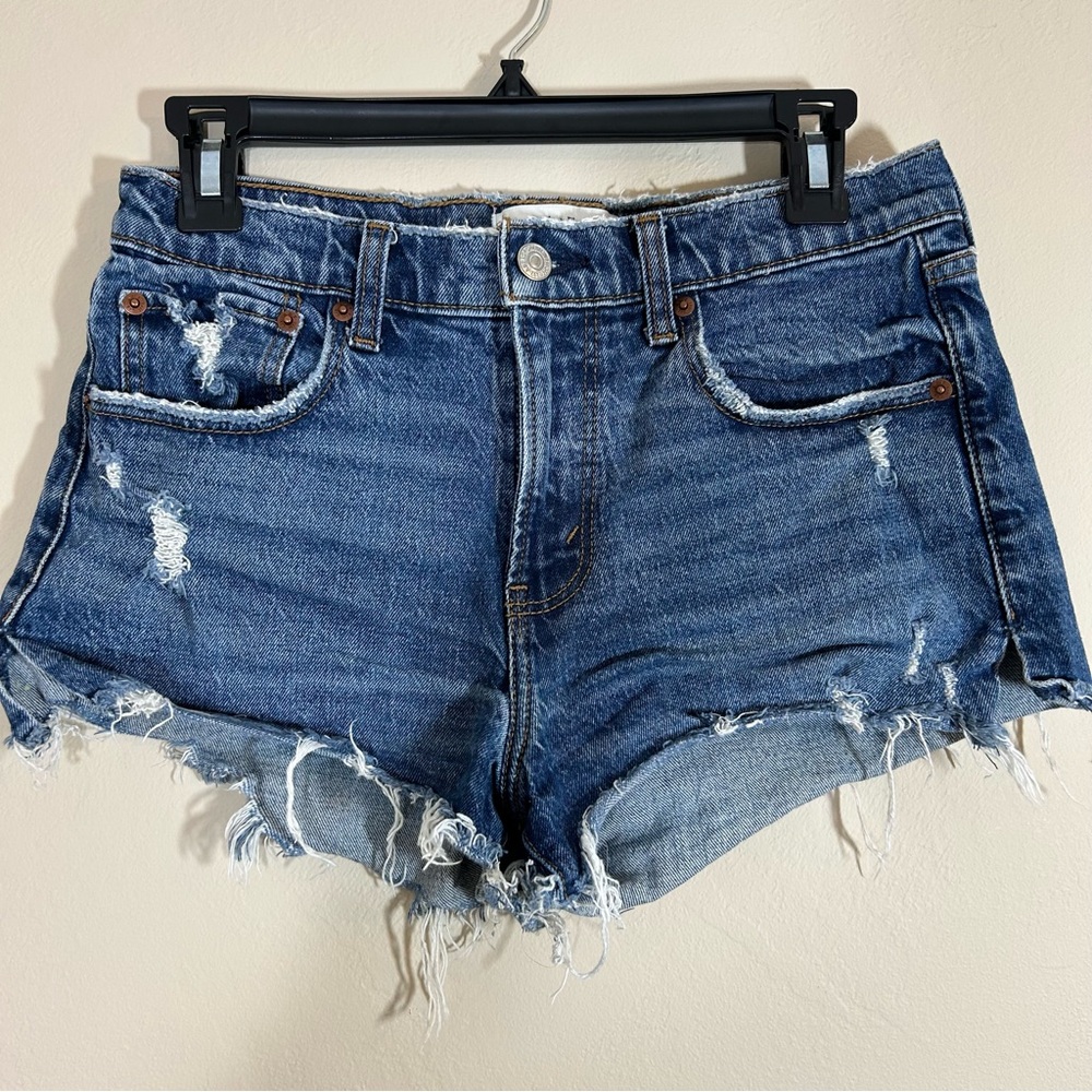Abercrombie & Fitch The Mom Short Mid Rise Medium Wash Distressed 26/2